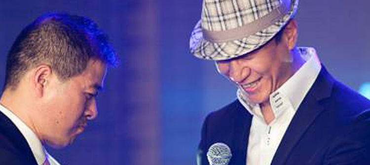 10月19日，孫紅雷出席杭州百貨大樓“雷諾·騎士之盾新品簽售會(huì)”。